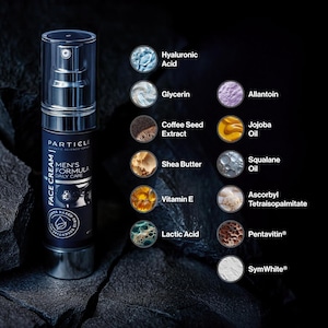 Peut inclure: Un flacon de cr&egrave;me pour le visage bleu fonc&eacute; avec un bouchon pompe transparent. L'&eacute;tiquette indique "Particle Men's Formula Daily Care". Ingr&eacute;dients : acide hyaluronique, beurre de karit&eacute; et vitamine E. Fond sombre et textur&eacute;.