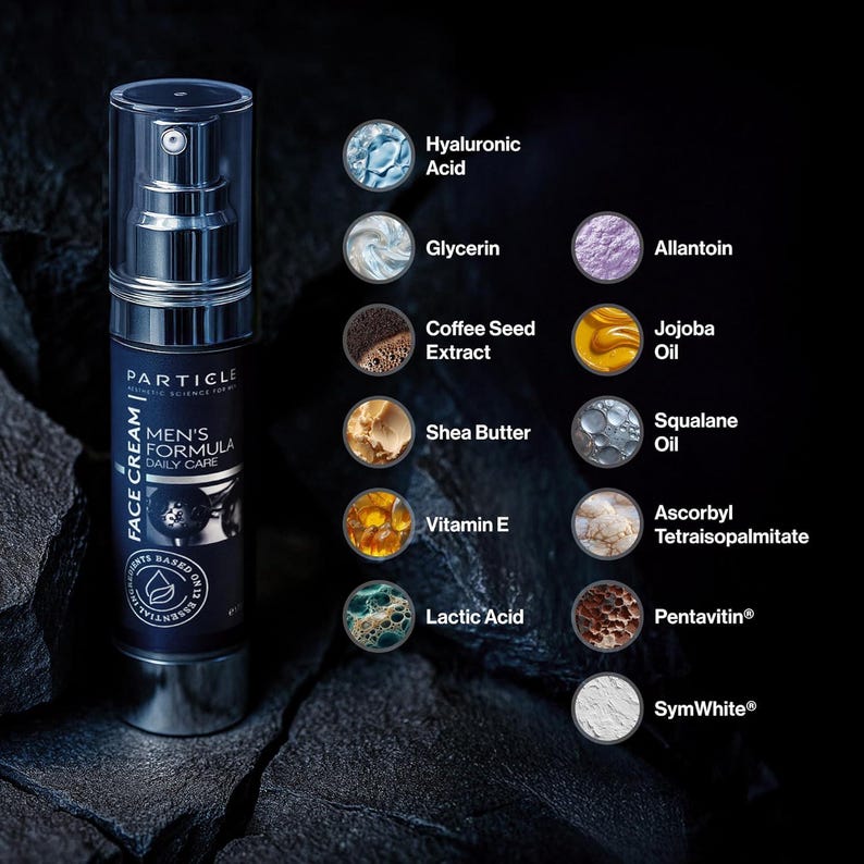 Peut inclure: Un flacon de cr&egrave;me pour le visage bleu fonc&eacute; avec un bouchon pompe transparent. L'&eacute;tiquette indique "Particle Men's Formula Daily Care". Ingr&eacute;dients : acide hyaluronique, beurre de karit&eacute; et vitamine E. Fond sombre et textur&eacute;.