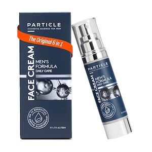 Peut inclure: Une bo&icirc;te et un flacon de cr&egrave;me pour le visage Particle Men's Formula de couleur bleu marine. La bo&icirc;te porte l'inscription "Particle Aesthetic Science for Men" et "The Original 6 in 1". Le flacon est de 50 ml.