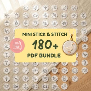 Pode incluir: Um pacote digital de mais de 180 padrões de bordado mini stick and stitch com vários ícones de arte linear como animais, plantas e objetos, apresentado como PDF com um pingente dourado mostrando um ganso branco bordado.