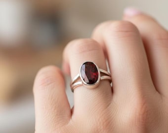 Granat Ring, Sterling Silber Ring, facettierter ovaler Edelstein, Januar Schmuck, dunkelroter Statement Ring