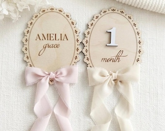 Personalisierte Neugeborenen Namensplakette mit Schleife, monatliche Baby Meilensteinkarten, hölzerne Monatsmarker, Babypartygeschenk