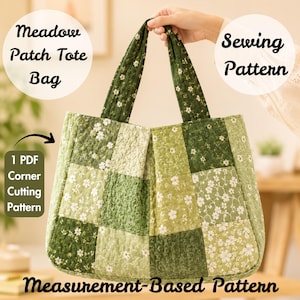 Może przedstawiać: Pikowana torba typu tote z patchworkowym wzorem w odcieniach zieleni i bieli z kwiatowymi wzorami. Torba posiada solidne uchwyty oraz tekst "Meadow Patch Tote Bag" i "Sewing Pattern". Wzór jest oparty na pomiarach.