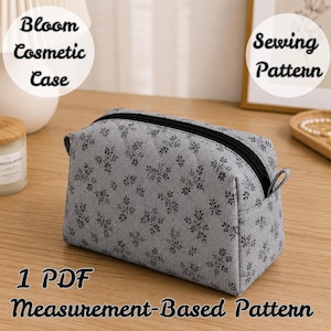Pode incluir: Uma necessaire cinza com zíper preto e estampa floral. Os textos "Bloom Cosmetic Case" e "Sewing Pattern" são visíveis. O texto "1 PDF Measurement-Based Pattern" também é visível.