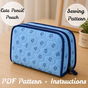 Può includere: Astuccio per matite trapuntato azzurro con motivo floreale e cerniera blu scuro. Il testo "Cute Pencil Pouch" e "PDF Pattern + Instructions" è visibile. Il modello di cucito è visibile nell'immagine.