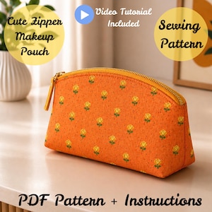 Op de afbeelding: Oranje make-up etui met een geel bloemenpatroon en een gouden rits. De afbeelding bevat tekst met de tekst "Cute Zipper Makeup Pouch", "Video Tutorial Included", "Sewing Pattern" en "PDF Pattern + Instructions".