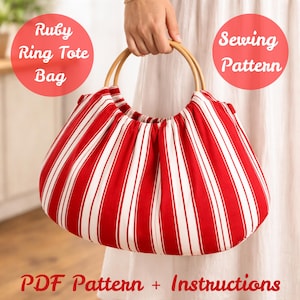 Könnte beinhalten: Eine rot-weiß gestreifte Ruby Ring Tote Bag mit Bambusgriffen. Die Tasche ist ein Schnittmuster, mit dem Text "PDF Pattern + Instructions" und "Sewing Pattern" im Bild. Die Tasche wird von einer Person gehalten.