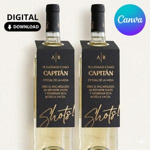 Op de afbeelding: Twee wijnflessen met zwarte nek labels. De labels hebben gouden tekst met de tekst "TE ELEGIMOS COMO CAPITÁN" en "Shots!". De flessen zijn gelabeld met "DIGITAL DOWNLOAD" en "Canva".