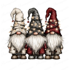 Puede incluir: Tres gnomos de pie uno al lado del otro, cada uno con un sombrero alto y puntiagudo en color crema, gris oscuro o rojo intenso. Cada sombrero está envuelto en una cadena de luces brillantes. Los gnomos tienen barbas blancas largas.