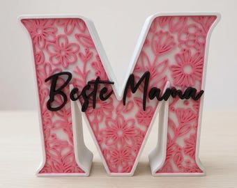 3D-Druck Aufsteller "Beste Mama" – Großes M mit Blumen-Inlay – Verschiedene Farben wählbar – Deko-Geschenk für Muttertag & Geburtstag – PLA