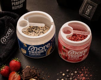 Soporte para cuchara dosificadora More Chunky Flavour | Soporte para cuchara para latas de 90 g y 150 g | Impreso en 3D en PLA | Accesorio de fitness | Color personalizado