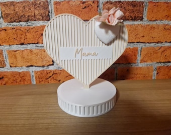 3D-Druck Herz-Aufsteller „Mama“ – Deko-Herz mit Rillenstruktur – Muttertagsgeschenk – Minimalistisches Design – In verschiedenen Farben