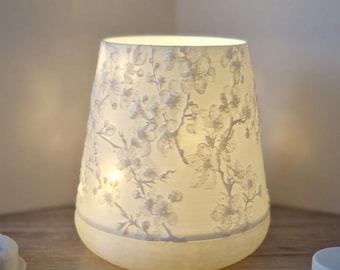 Design Lithophanie Tischleuchte mit Kirschblüten-Relief – Edle 3D-gedruckte Dekoration, Warmes LED Licht, Einzigartiges Blumendesign, Boho