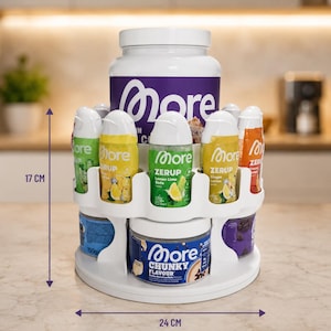 Könnte beinhalten: Ein weißer, zweistöckiger, drehbarer Organizer, 24 cm breit und 17 cm hoch, mit verschiedenen Produkten der Marke "More". Die Produkte umfassen Flaschen mit "Zerup"-Aromen und ein Glas "Chunky Flavour".