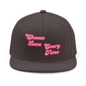 Op de afbeelding: Een witte keramische mok met een zwart handvat en de tekst "But First, Coffee" in een zwarte, vette letter. De mok staat op een wit oppervlak.