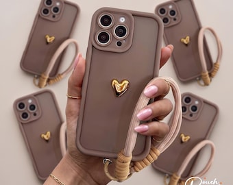 Funda de lujo para teléfono con cadena de corazón dorada y cordón, funda con correa de muñeca de amor coreano, funda protectora suave para iPhone 17, 16, 15, 14, 13 Pro Max.