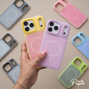 Pu&ograve; includere: Una collezione di custodie per telefoni colorate in varie tonalit&agrave;, tra cui giallo, rosa, viola, blu e verde. Le custodie presentano un design circolare sul retro e sono disposte su uno sfondo neutro. Le custodie sono progettate per un telefono con pi&ugrave; obiettivi.