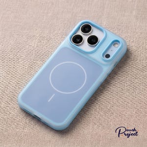 Pu&ograve; includere: Una custodia per telefono azzurra con retro trasparente e design circolare bianco. La custodia ha un bordo azzurro e un ritaglio per tre obiettivi e un flash. La custodia &egrave; progettata per adattarsi a uno smartphone.