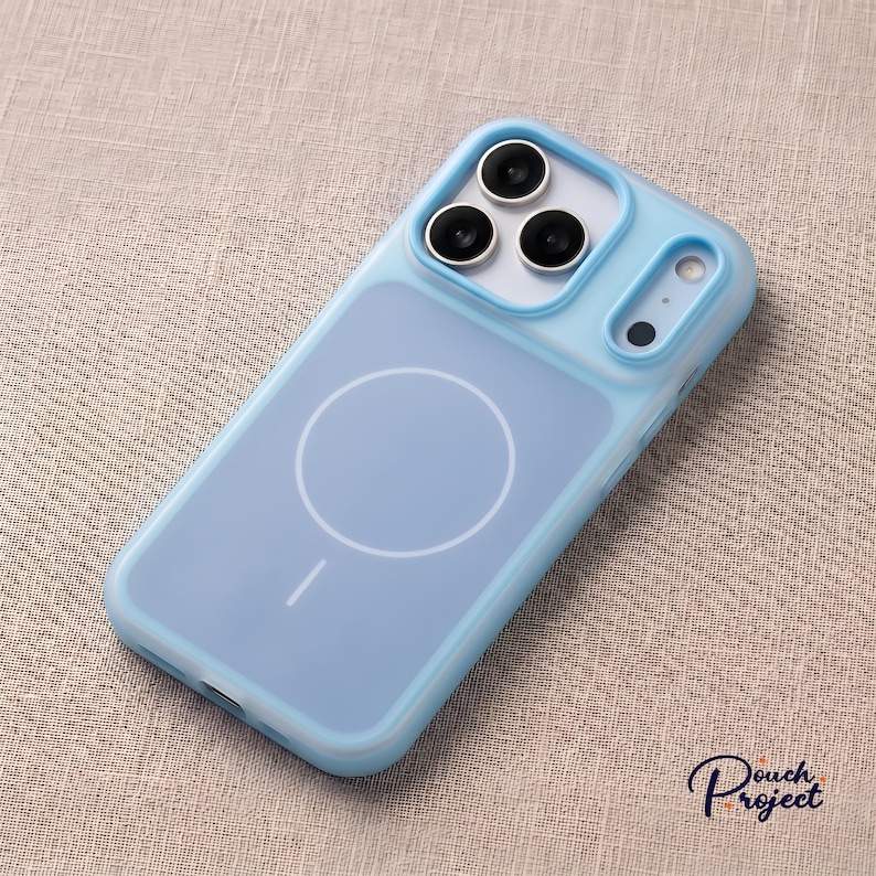 Pu&ograve; includere: Una custodia per telefono azzurra con retro trasparente e design circolare bianco. La custodia ha un bordo azzurro e un ritaglio per tre obiettivi e un flash. La custodia &egrave; progettata per adattarsi a uno smartphone.