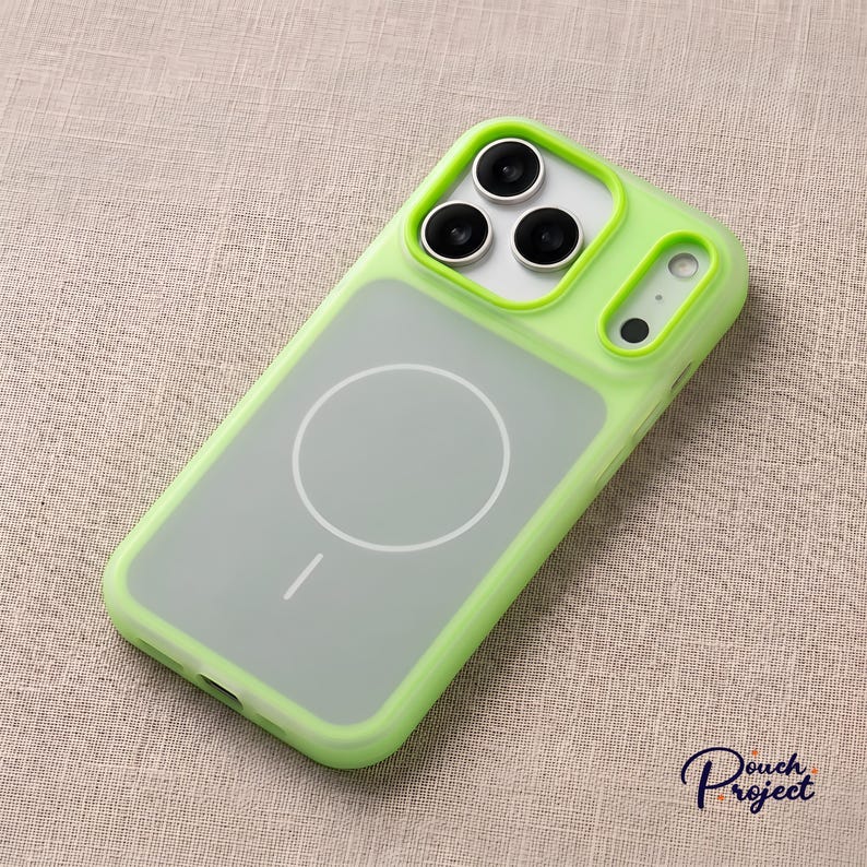 Pu&ograve; includere: Una custodia per telefono verde lime con retro trasparente e design circolare bianco. La custodia ha un bordo rialzato attorno agli obiettivi della fotocamera e un bordo verde abbinato. La custodia &egrave; progettata per uno smartphone.