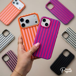 Puede incluir: Una colección de fundas para teléfonos con patrones de rayas verticales. Las fundas están disponibles en varios colores, incluyendo naranja, rosa, morado, negro y blanco. Las fundas están diseñadas para adaptarse a un smartphone y tienen un parachoques protector.