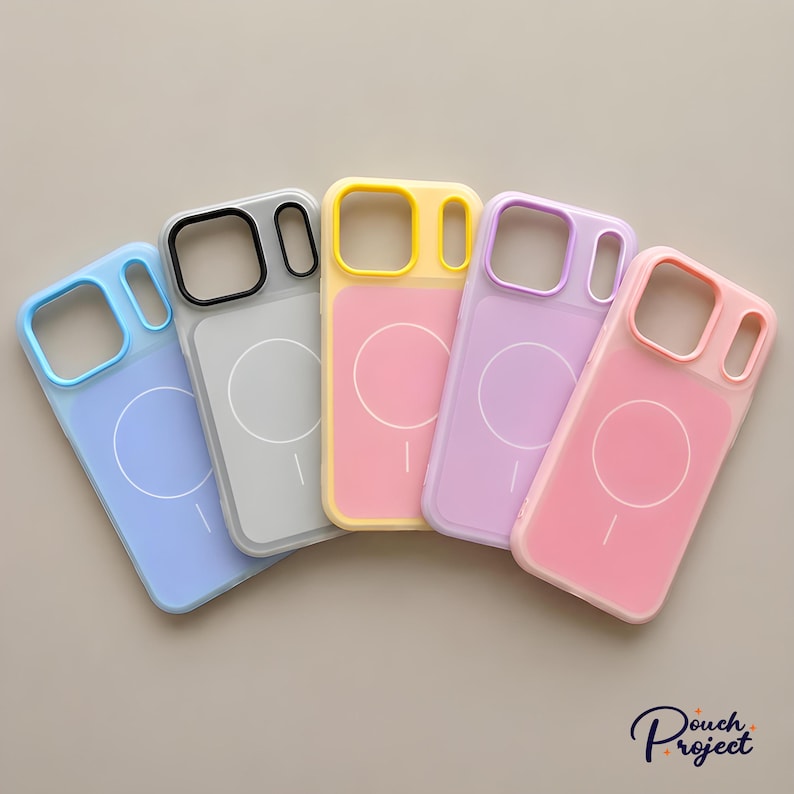 Pu&ograve; includere: Una collezione di cinque custodie per telefoni dai colori pastello in tonalit&agrave; di blu, grigio, giallo, viola e rosa. Ogni custodia ha una cornice colorata abbinata e un design circolare bianco sul retro. Le custodie sono disposte su uno sfondo neutro.