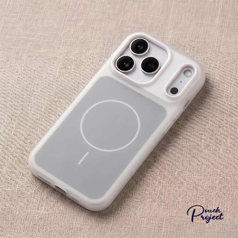 Pu&ograve; includere: Una custodia bianca per telefono con un pannello posteriore grigio e un contorno bianco. La custodia ha tre ritagli per la fotocamera e un design circolare sul retro. La custodia &egrave; progettata per uno smartphone.
