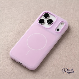 Pu&ograve; includere: Una custodia per telefono lilla con un cerchio bianco e una linea sul retro. La custodia ha un ritaglio per la fotocamera con tre obiettivi e un flash. La custodia &egrave; realizzata in un materiale morbido e ha un bordo arrotondato. Il logo Pouch Project &egrave; in basso a destra.