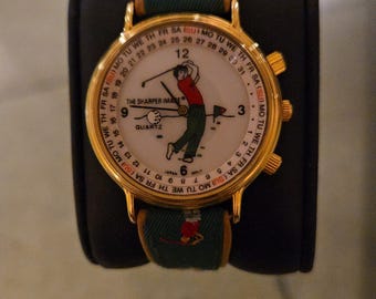 Orologio da polso vintage al quarzo con calendario a tema golfistico di The Sharper Image.