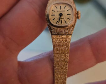 Orologio da donna vintage Wittnauer Geneve con lunetta e bracciale placcati in oro e finitura testurizzata.