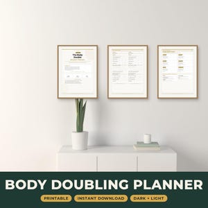 Op de afbeelding: Drie ingelijste documenten getiteld The Body Double Session Planner aan een muur. Elk document heeft een witte achtergrond met zwarte tekst, ingedeeld in secties voor het plannen van taken, het bijhouden van voortgang en het maken van notities.