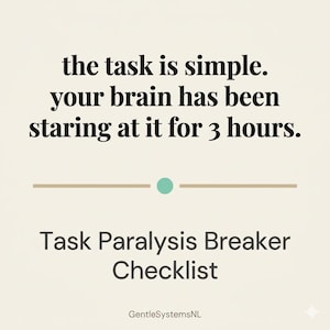 Puede incluir: Un estampado gráfico de color crema con el texto en negro: the task is simple. your brain has been staring at it for 3 hours. Debajo hay una línea horizontal con un punto verde azulado, seguido del texto: Task Paralysis Breaker Checklist y GentleSystemsNL.