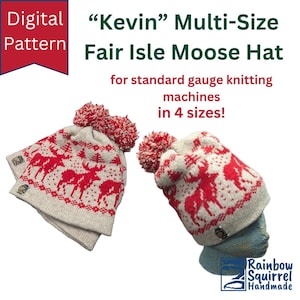 Puede incluir: Dos gorros Fair Isle con patrones de alces rojos sobre un fondo gris claro. Los gorros tienen pompones rojos y están etiquetados como "Kevin" Multi-Size Fair Isle Moose Hat. La imagen también incluye el texto "Digital Pattern".