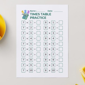 Pode incluir: Uma folha de exercícios educativa branca intitulada TIMES TABLE PRACTICE com campos para nome e data. Apresenta duas colunas de multiplicações para os números 7 e 8, cada uma com uma caixa vazia para a resposta e um ícone de calculadora.