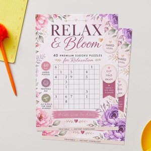 Peut inclure: Une feuille imprimée avec le titre RELAX & Bloom, 40 puzzles sudoku premium et des illustrations florales dans des tons rose et violet. La page comprend des étiquettes pour le niveau difficile, PDF imprimable et des instructions de découpe.