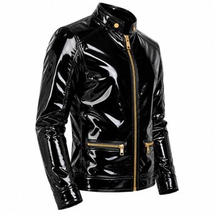 以下が含まれることがあります： ハイカラーの光沢のある黒いジャケット。前面にはフルレングスのゴールドトーンのジッパーと、下部に2つの水平なゴールドトーンのジッパー付きポケットが付いています。ジャケットは滑らかで反射性のある仕上げで、ゴールドトーンのスナップボタンのアクセントが施されています。