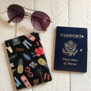 Funda para pasaporte Bon Voyage Rifle Paper Co. - Funda de tela para pasaporte - Cartera vegana con diseño floral - Funda para pasaporte para cruceros por el Caribe