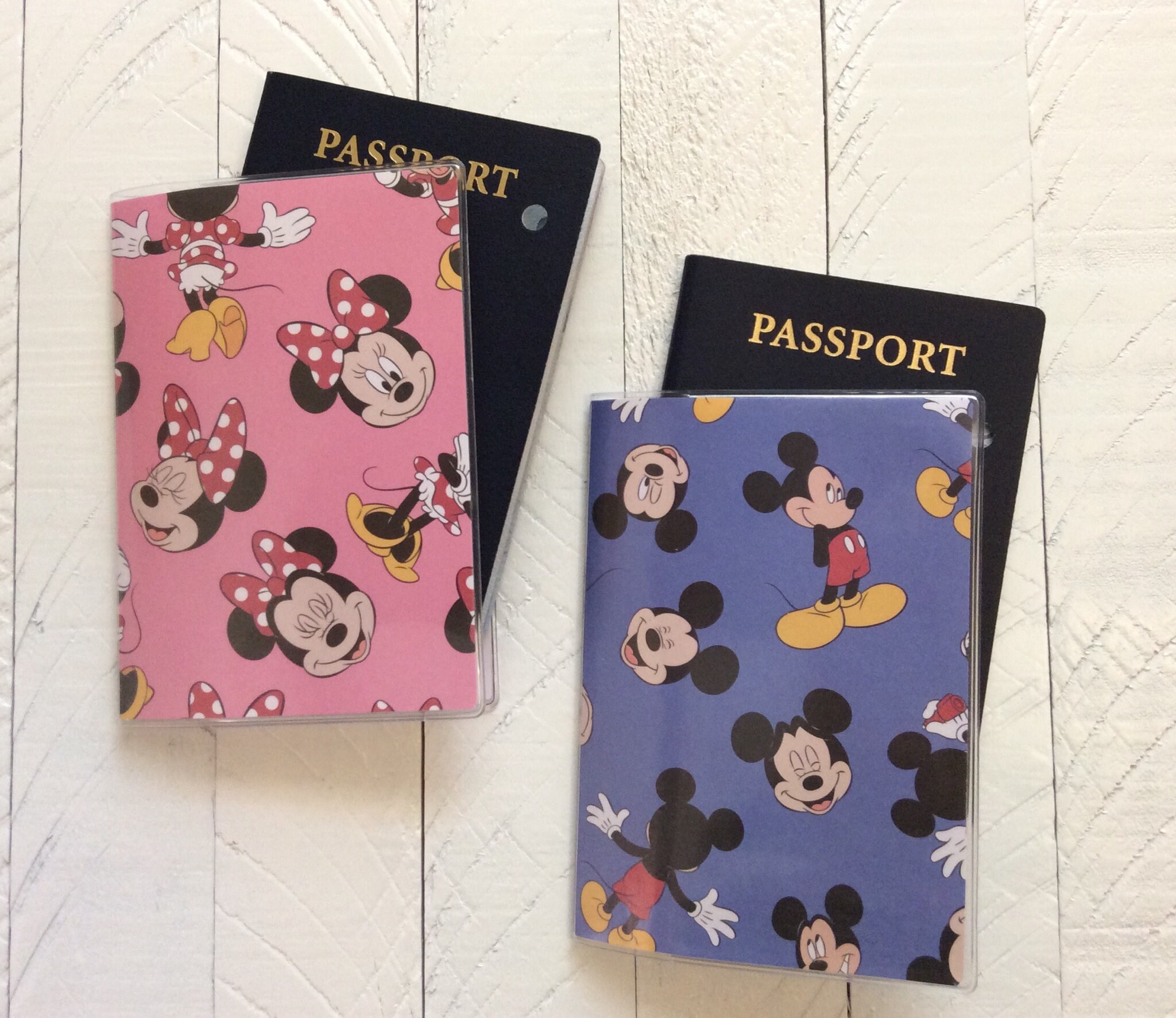 A juego Mickey & Minnie VINYL PASSPORT COVER Disney Azul Etsy