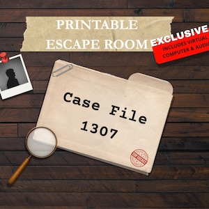 Peut inclure: Image de style vintage avec un dossier intitulé "Case File 1307", une loupe et une photo. Le texte "PRINTABLE ESCAPE ROOM EXCLUSIVE!" est affiché. Le fond est une texture de bois sombre.