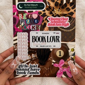 Op de afbeelding: Een rechthoekig stickervel met een collage van diverse afbeeldingen, waaronder een Do Not Disturb Reading Mode-icoon, een bloem met luipaardprint, een nummerplaat met de tekst BOOK LOVR, een biljartbal met nummer 1 en een roze ballonhond.