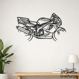 Könnte beinhalten: Ein Wandkunstobjekt aus schwarzem Metall in Form eines Sportmotorrads. Das Design zeigt die durchgehenden Umrisse von Rahmen, Motor, Sitzbank und Auspuffrohr. Das Kunstwerk ist als flache Silhouette mit offenen Zwischenräumen gestaltet.