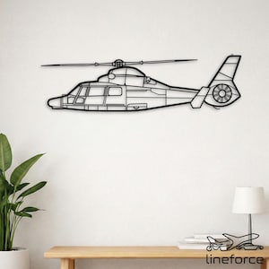 Könnte beinhalten: Schwarze Metall-Wandkunst eines Hubschraubers. Das Kunstwerk zeigt eine detaillierte Umrisszeichnung eines Hubschraubers, einschließlich Rotorblätter, Cockpit und Heckrotor. An einer weißen Wand, mit einer Pflanze und Lampe im Hintergrund.