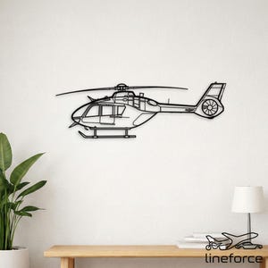 Peut inclure: Une décoration murale en métal noir représentant un hélicoptère de profil. Le design présente un contour épuré de l'appareil, incluant le rotor principal, les fenêtres du cockpit, les patins d'atterrissage et le rotor de queue.