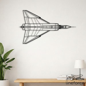 Può includere: Arte da parete in metallo nero raffigurante un aereo a reazione stilizzato. L'opera presenta un contorno dettagliato della carlinga, delle ali e della coda dell'aereo. Il design è montato su una parete bianca, con un tavolo in legno e una pianta in primo piano. Il testo "lineforce" è visibile.