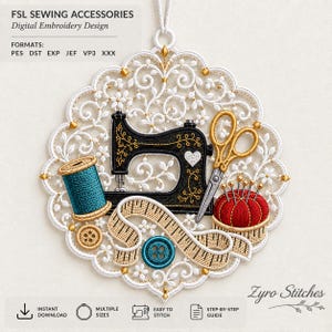 Può includere: Un disegno circolare per ricamo digitale FSL di accessori da cucito che raffigura una macchina da cucire nera, forbici dorate, un rocchetto di filo turchese, un puntaspilli rosso, un metro a nastro beige e due bottoni, incorniciati da pizzo.