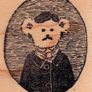 Puede incluir: Una ilustraci&oacute;n en blanco y negro de un oso con una chaqueta y una corbata de lazo. El oso tiene una expresi&oacute;n seria en su rostro. La ilustraci&oacute;n est&aacute; sobre un fondo de madera.