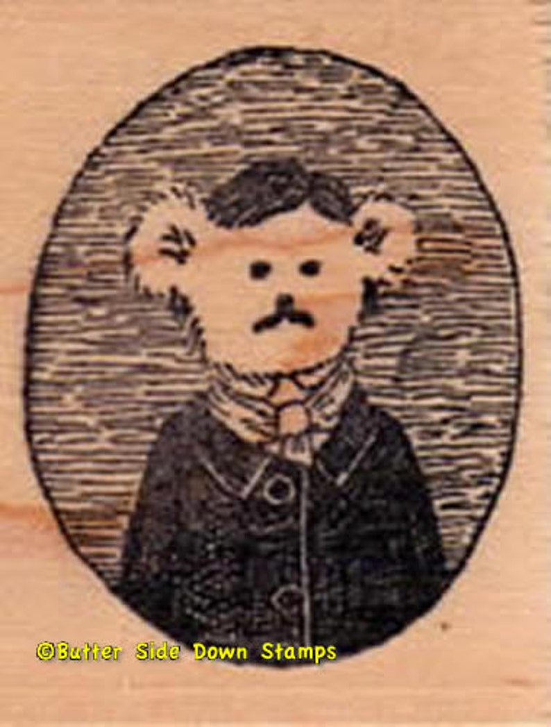 Puede incluir: Una ilustraci&oacute;n en blanco y negro de un oso con una chaqueta y una corbata de lazo. El oso tiene una expresi&oacute;n seria en su rostro. La ilustraci&oacute;n est&aacute; sobre un fondo de madera.