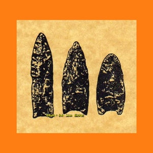 Puede incluir: Tres ilustraciones en blanco y negro de puntas de flecha sobre un fondo beige. El texto "Butter Side Down Stamps" está en la parte inferior de la imagen.