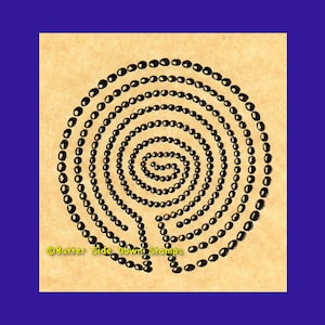 Puede incluir: Una imagen en blanco y negro de un laberinto circular hecho de pequeños círculos. El laberinto está sobre un fondo beige con el texto "Butter Side Down Stamps" en la parte inferior.