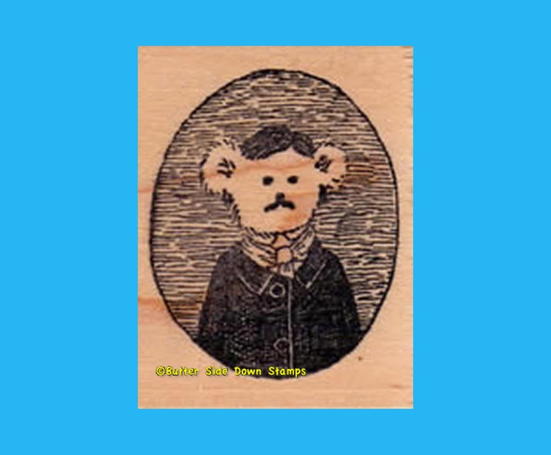 Puede incluir: Una ilustraci&oacute;n en blanco y negro de un oso con un abrigo y una corbata de lazo. El oso mira hacia adelante con una expresi&oacute;n seria. La ilustraci&oacute;n est&aacute; sobre un fondo de madera con el texto "Butter Side Down Stamps" en la parte inferior.